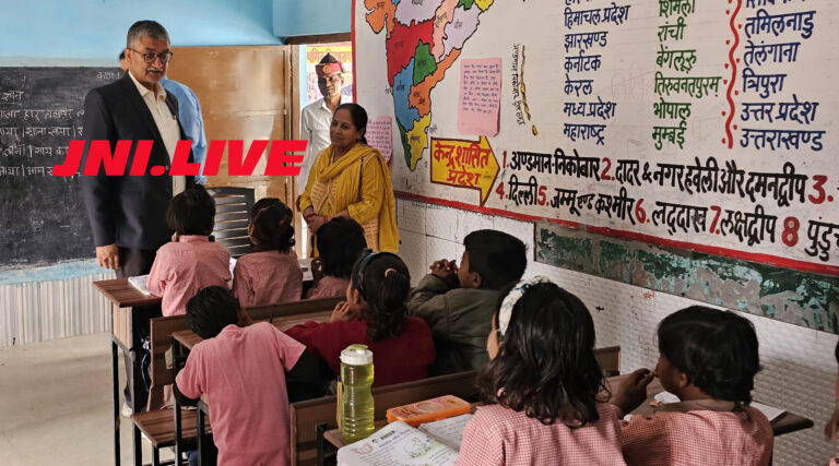 प्राथमिक विद्यालय में सफाई की स्थिति मिली खराब