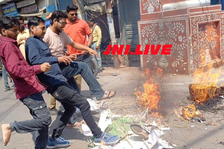 अंतरराष्ट्रीय हिन्दू परिषद नें फूंका औरंगजेब का पुतला