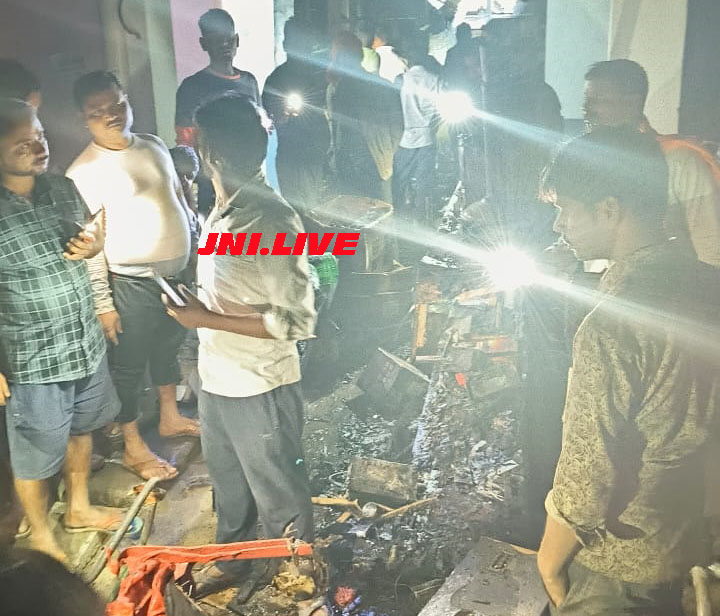 जनसेवा केंद्र में लगी आग, 6 लाख का माल राख
