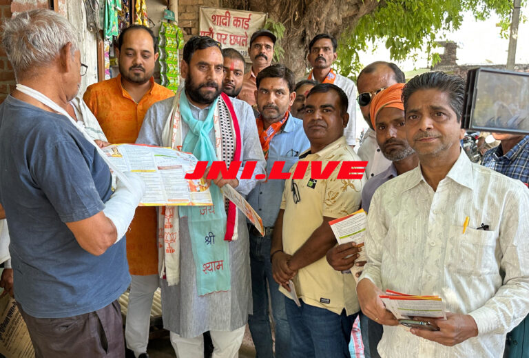 बीजेपी नें घर-घर बांटे सरकार की योजनाओं के पत्रक