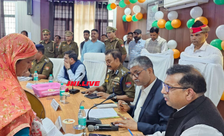 डीएम के सम्पूर्ण समाधान दिवस में 121 में से 16 शिकायतों का निस्तारण
