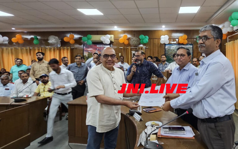 विश्व क्षय रोग दिवस पर वरिष्ठ चिकित्सक उदयराज को डीएम नें किया सम्मानित