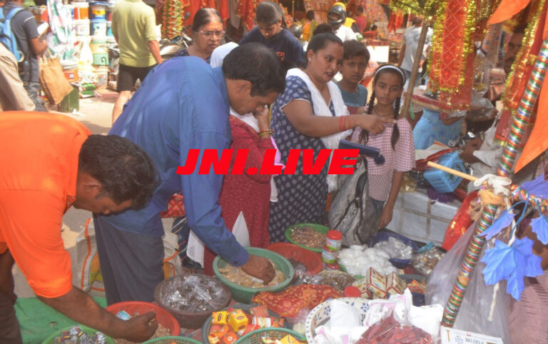 चैत्र नवरात्र में रौनक, पूजन सामग्री से सजे बाजार