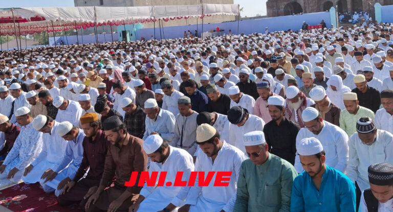 अकीदत के साथ अदा की नमाज, मांगी अमन चैन की दुआ