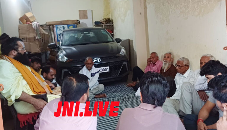 मासूम भाई-बहनों की मौत पर परिजनों से मिले महंत ईश्वर दास