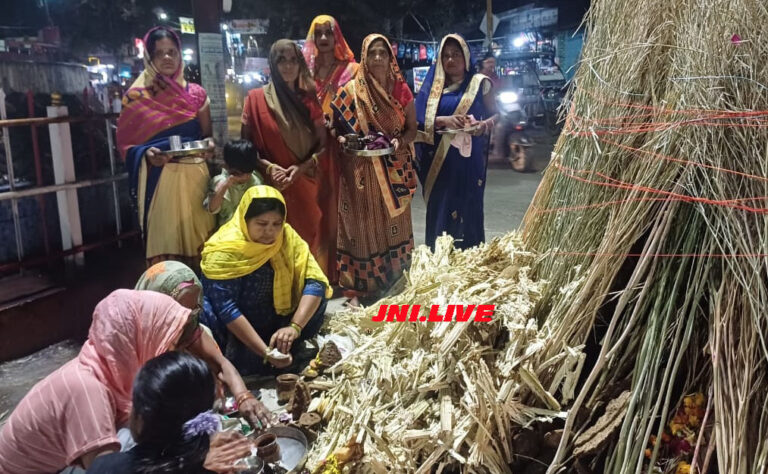 होलिका की पूजा कर महिलाओं ने मांगी सुख-समृद्धि