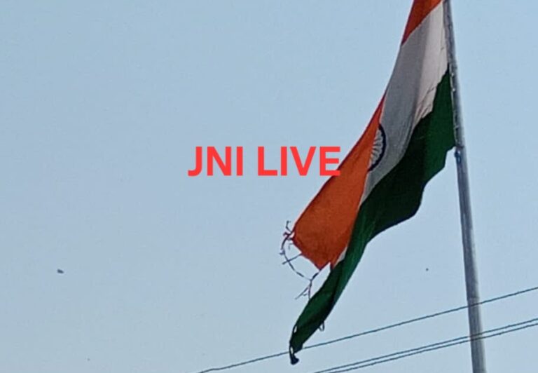 पीडब्लूडी परिसर में लहर रहा फटा राष्ट्रीय ध्वज