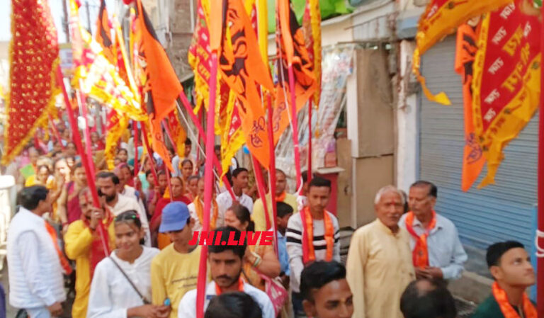 बाबा नीम करौरी महाराज की ध्वज पदयात्रा में उमड़े श्रद्धालु