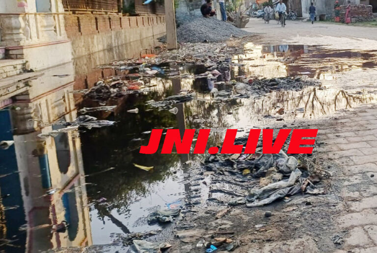 नाला चोक होने से सड़क पर वह रहा पानी, राहगीरों के लिए मुश्किल