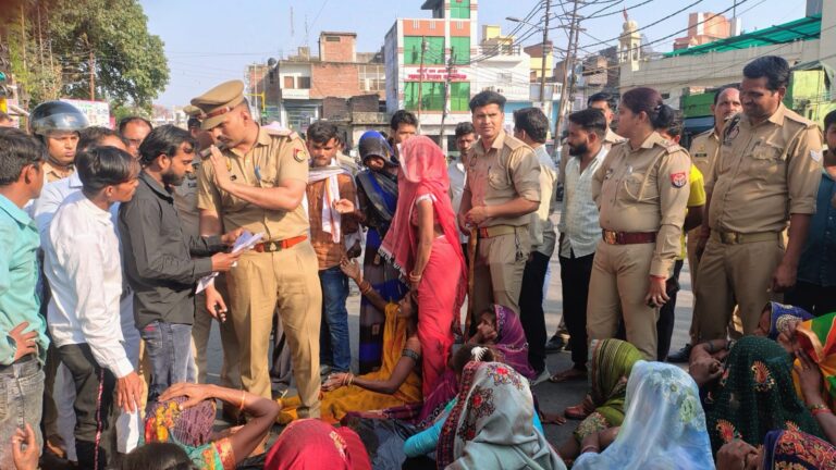 कार्यवाही की मांग को लेकर शव सड़क पर  रखकर लगाया जाम