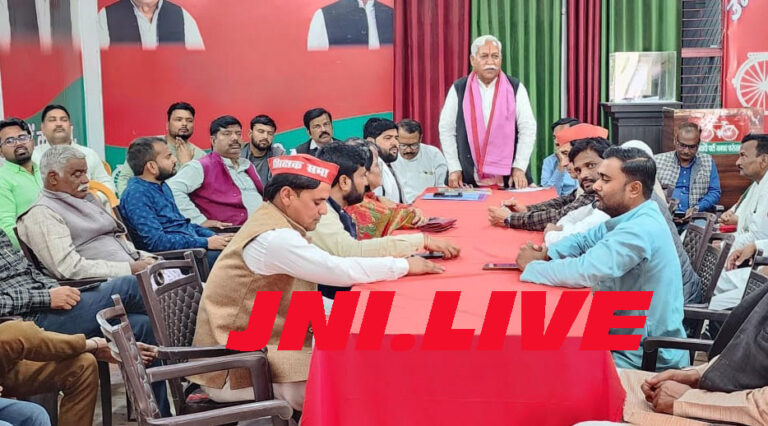 सपा की बैठक में छाया बैनरों पर बड़े नेताओं के फोटो ना लगानें का मुद्दा