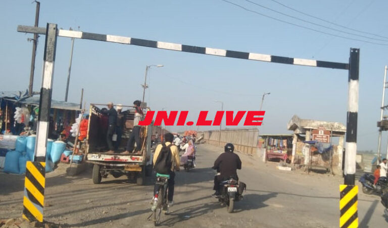 पांचाल घाट पुल पर बड़े वाहनों का आवगमन बंद, लगाये बैरियर