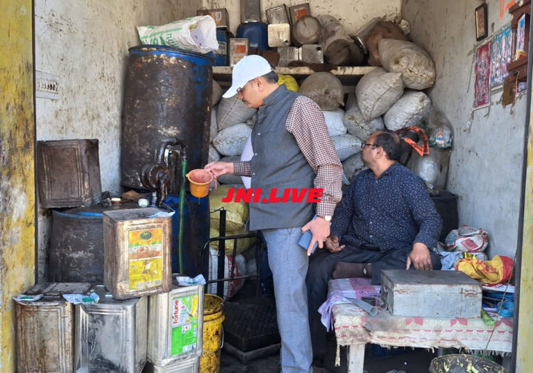 सरसों का 538 किलो तेल सीज, दूध व खोया के भरे नमूने