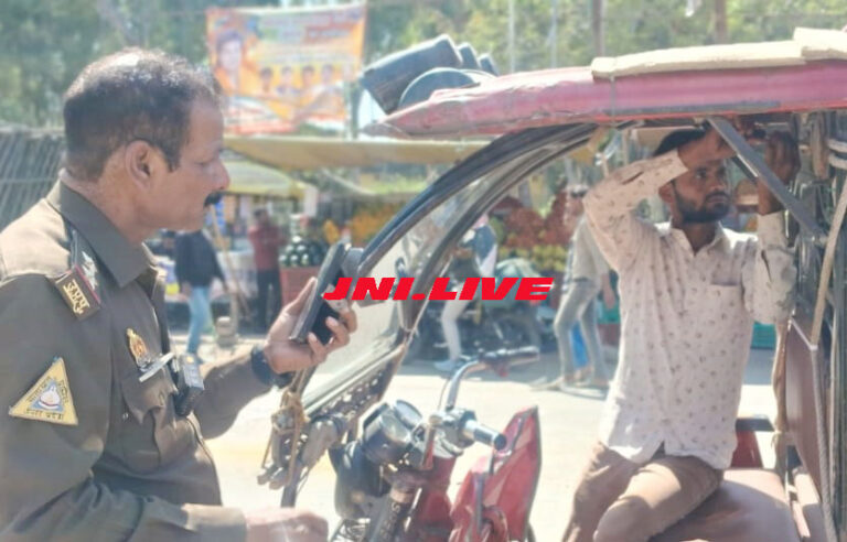 ई-रिक्शा में अश्लील गानें बजानें वालों का यातायात पुलिस नें बजाया बैंड