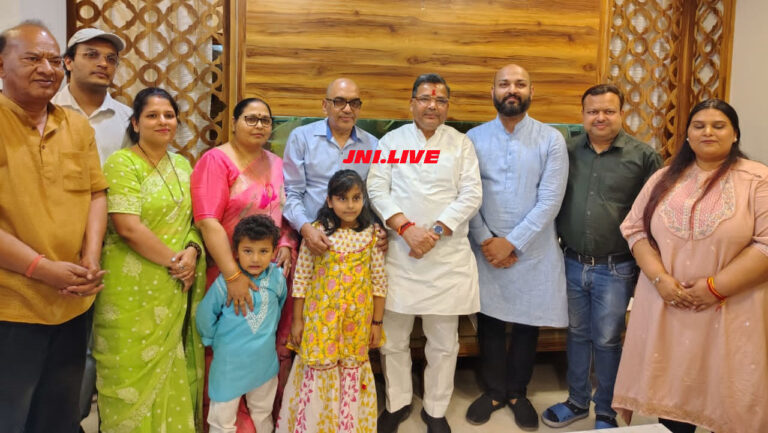 जोगराज हास्पिटल पंहुच डॉ. उदय राज के परिवार से मिले पर्यटन मंत्री