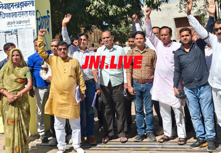 तीनों मूल्यांकन केंद्रों पर शिक्षकों नें काली पट्टी बांधकर जताया विरोध