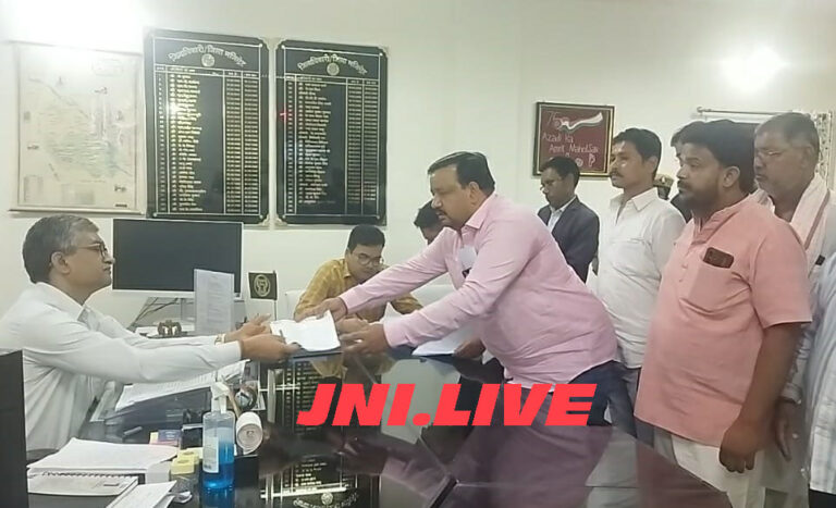 पांचाल घाट पुल की घटिया रिपेयरिंग होनें पर विकास मंच ने सौंपा ज्ञापन