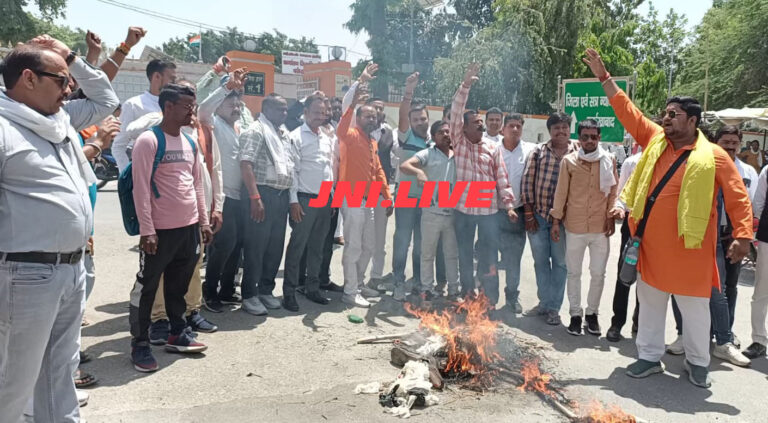 आतंकी हमले के विरोध में फूंका पाक का पुतला