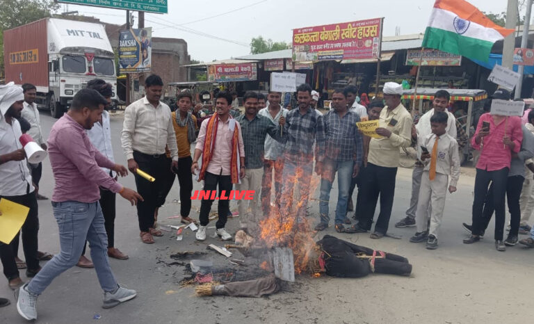 आतंकवाद का पुतला फूंक जताया आक्रोश