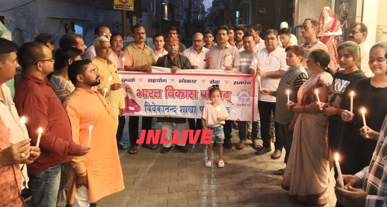 पहलगाम नरसंहार मामले में कैंडिल जलाकर दी श्रद्धांजलि