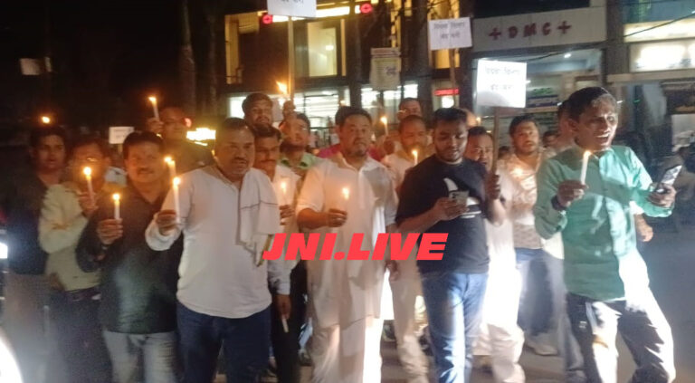 हाथों में कैंडिल, दिलों में शोक, गुस्से से धधक रहे लोग