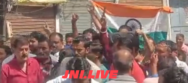 पाकिस्तान व आतंकवाद के खिलाफ गुस्सा, पुतले फूंके