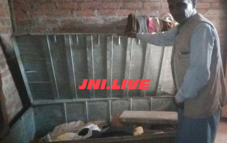 चोरी की घटना को अंजाम देकर झोपड़ी में आग लगा गये चोर