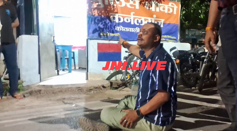 पुलिस चौकी के बाहर भाजपा नेता का धरना, भीतर हंगामा