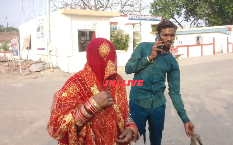ट्रेन से जा रही महिला की पर्स से जेबरात व नकदी साफ