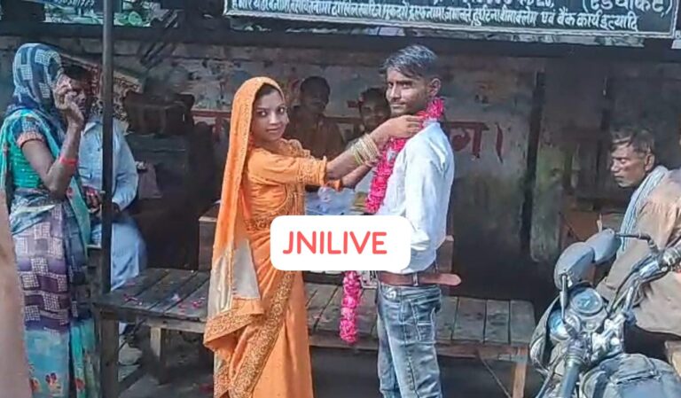 पति की मौजूदगी में पत्नी की प्रेमी के साथ शादी