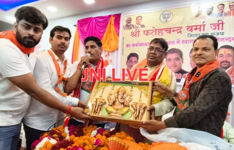 डॉ. अम्बेडकर प्रतिमा पर दीप प्रज्वलित कर किया नमन