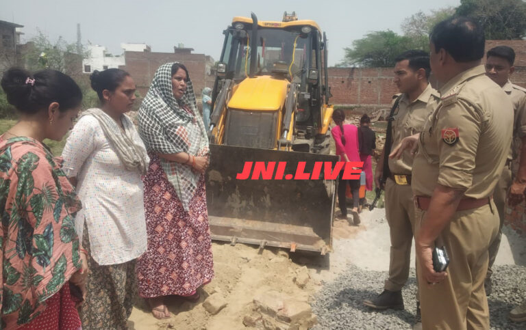 अबैध प्लाटिंग ध्वस्त करनें गयी टीम से नोकझोंक