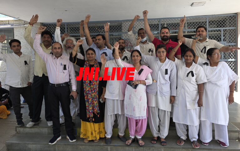 यूपीएस के विरोध में स्वास्थ्य कर्मियों नें मनाया   काला दिवस, काली पट्टी बांधकर किया प्रदर्शन