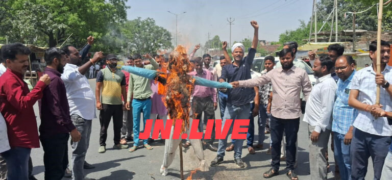 पहलगाम आतंकी हमले के विरोध में फूंका पाक का पुतला