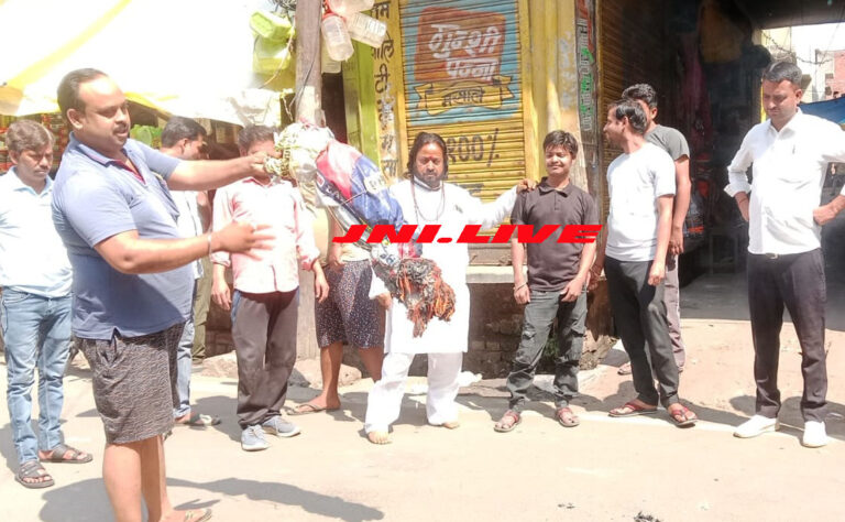 ममता बनर्जी का पुतला फूंक, जताया विरोध