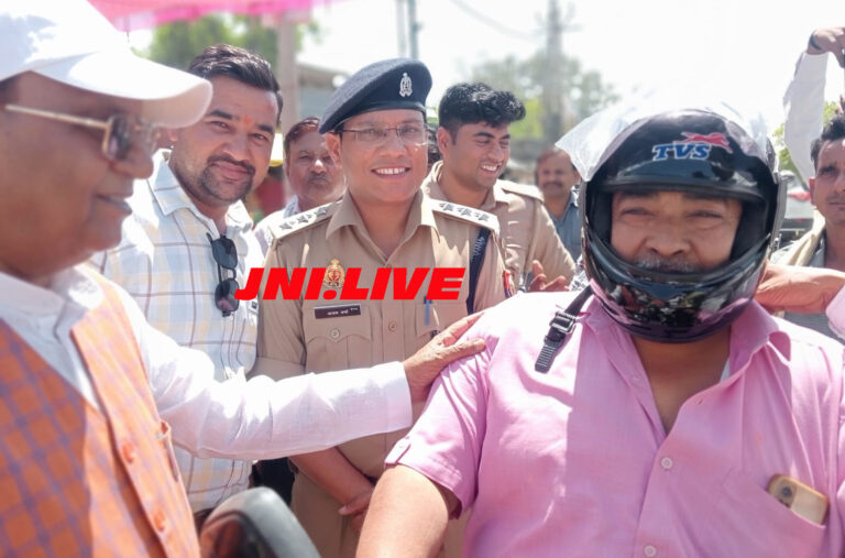 फ्री में बांटे हेलमेट- साथ में दी कड़ी चेतावनी; अब बिना हेलमेट पकड़े गए तो…