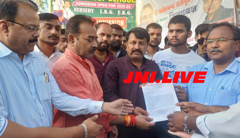 सपा सांसद की सदस्यता समाप्त करने की मांग के साथ करणी सेना का प्रदर्शन, फूंका पुतला