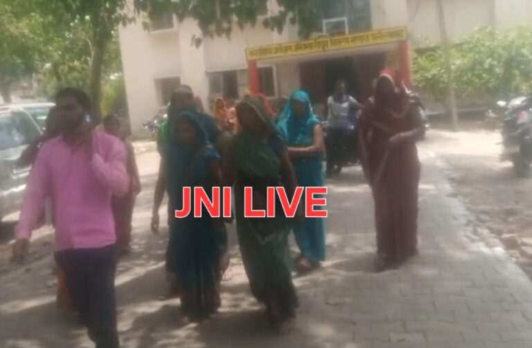 विद्युत व्यवस्था ध्वस्त होनें पर महिलाओ ने बिजली विभाग घेरा