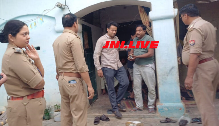 बड़ी खबर: घर के भीतर सजी थी जुए की फड़, 19 को दबोचा, लाखों की नकदी भी बरामद