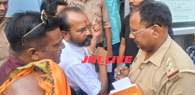 लवजिहाद के मामले में कोतवाली से सड़क तक हंगामा, पुलिस से नोकझोंक, धरना