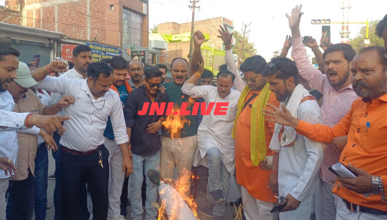 आतंकी हमले के विरोध में सड़क पर उतरा शहर, फूंका पुतला