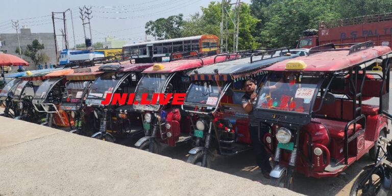 30 ई-रिक्शा सीज कर 1.35 लाख का जुर्माना