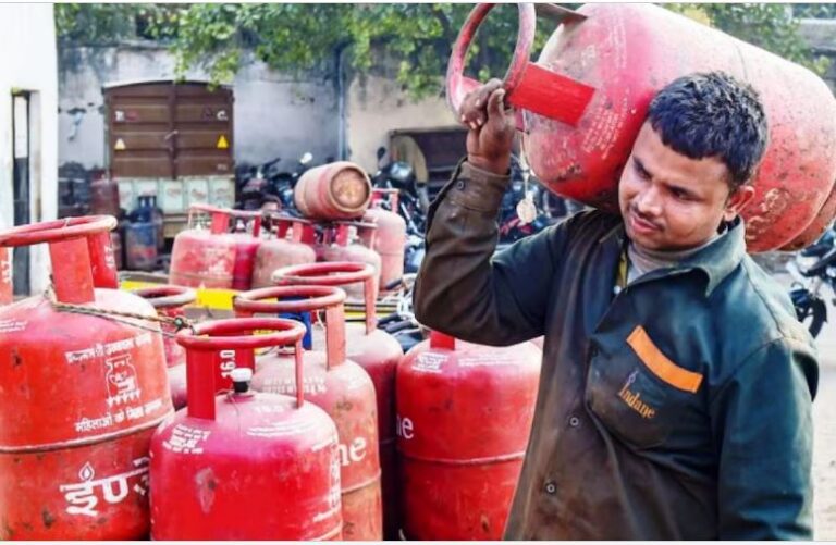 आम आदमी को लगा झटका 50 रुपये महंगा हुआ एलपीजी सिलेंडर