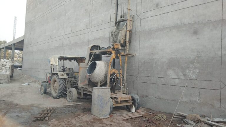 कोल्ड की छत से गिरकर मजदूर की मौत