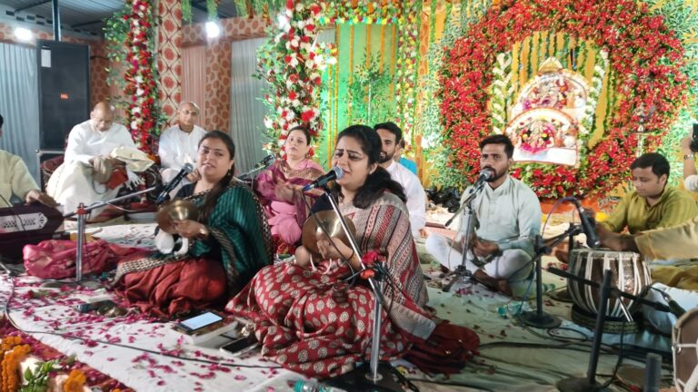 राधा-कृष्ण के गीतों पर झूमे श्याम भक्त