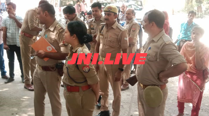 मिट्टी खोदते समय टीला धंसा, बालिका की मौत, एक गंभीर