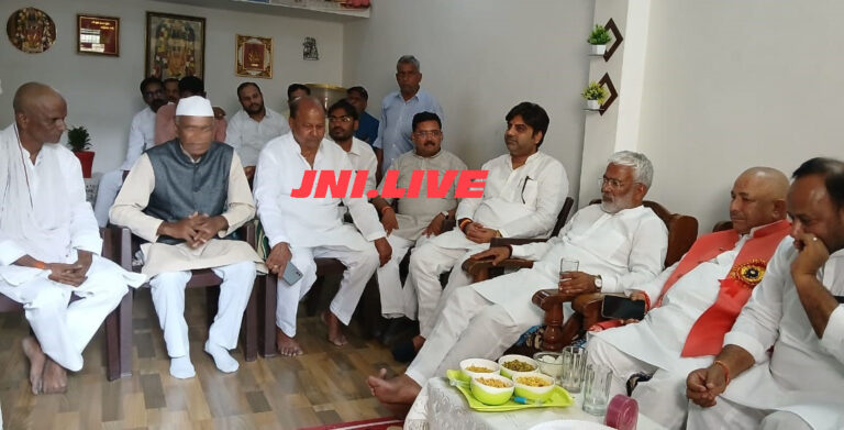 मंत्री स्वतंत्र देव सिंह नें पूर्व महामंत्री के घर पंहुच दी सांत्वना