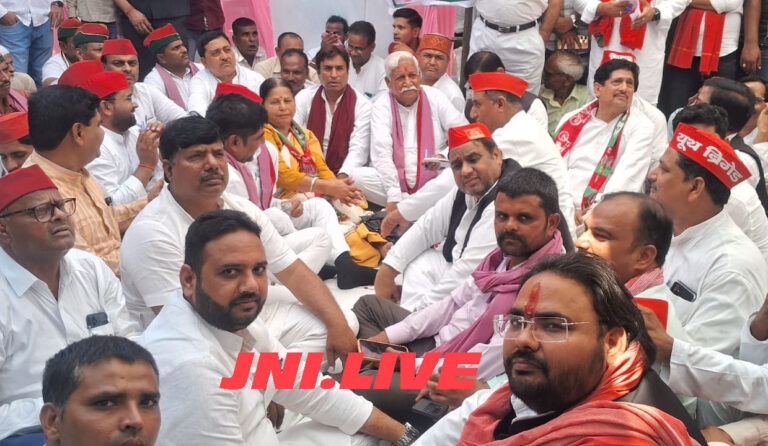 बीजेपी के खिलाफ सपा का जबाबी प्रदर्शन