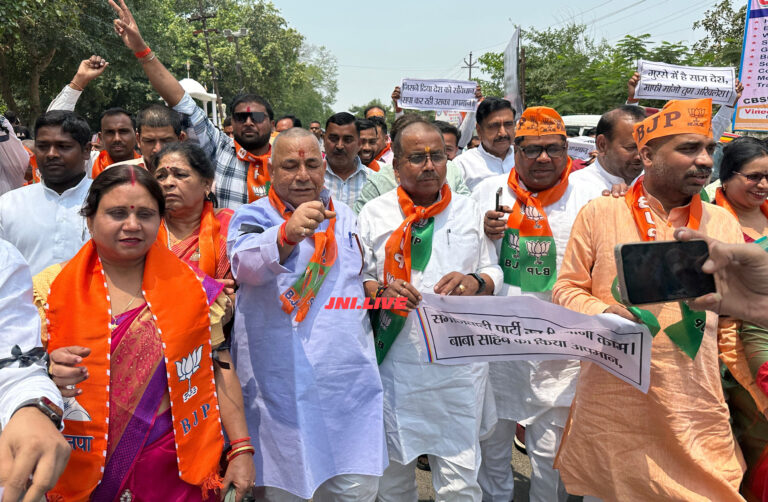अखिलेश यादव के खिलाफ सड़क पर उतरी बीजेपी