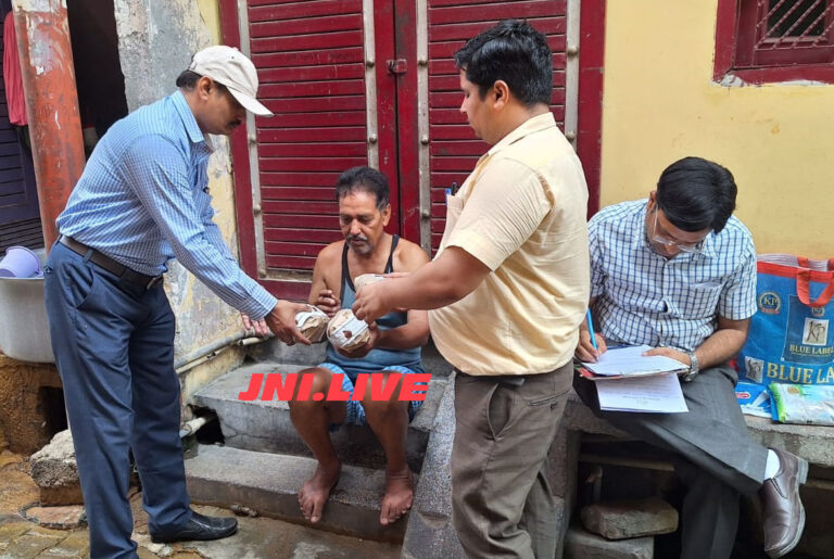 एफएसडीए की छापेमारी में मिल्क पाउडर व दूध के लिए नमूने